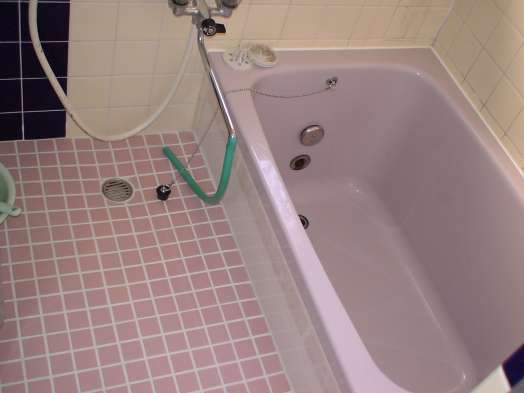 リフォーム後・床のタイルと浴槽を交換致しました